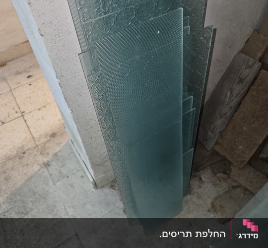 לוחות זכוכית עם דוגמאות דקורטיביות על רצפה